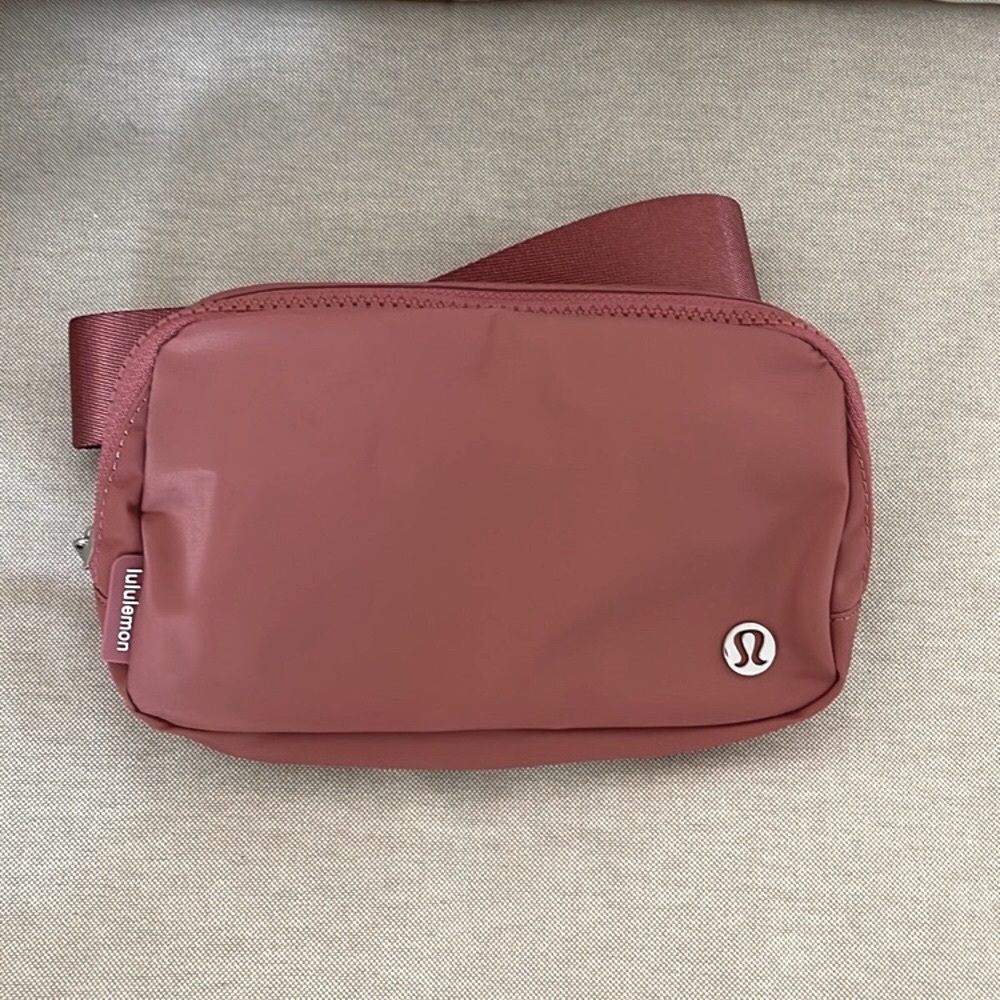 BNWT Lululemon Everywhere Belt Bag Brier Rose